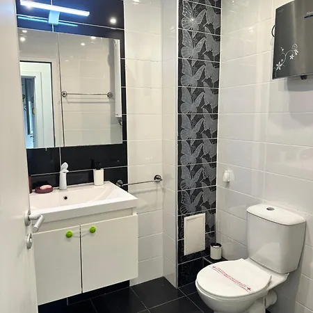 Briz Apartment; 2 Bdr; 6 Guests; Private Parking * 바르나