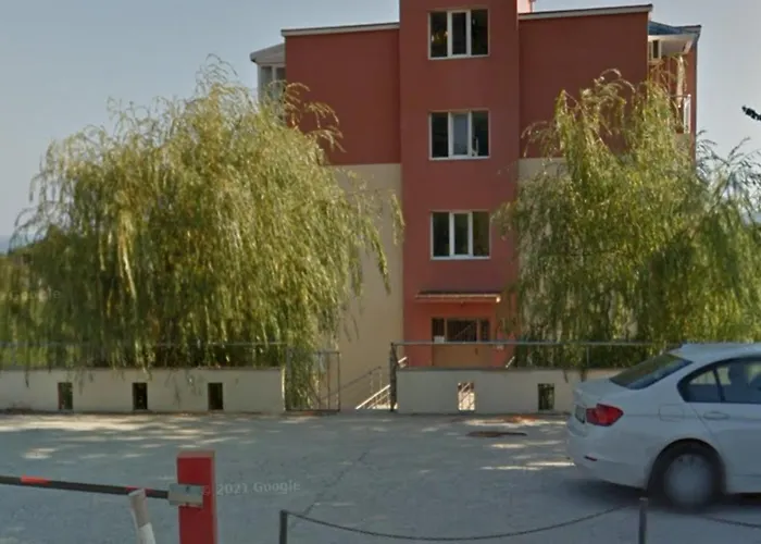 Briz Apartment; 2 Bdr; 6 Guests; Private Parking شقة فارنا