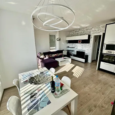 Apartment Briz Apartment; 2 Bdr; 6 Guests; Private Parking *
