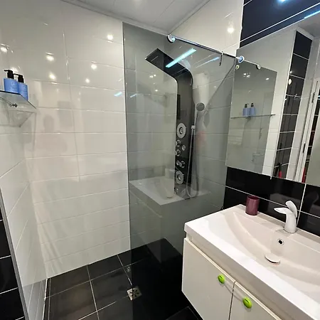 Briz Apartment; 2 Bdr; 6 Guests; Private Parking Appartamento