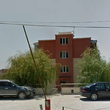 Briz Apartment; 2 Bdr; 6 Guests; Private Parking Apartment