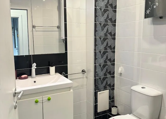 Briz Apartment; 2 Bdr; 6 Guests; Private Parking * 바르나